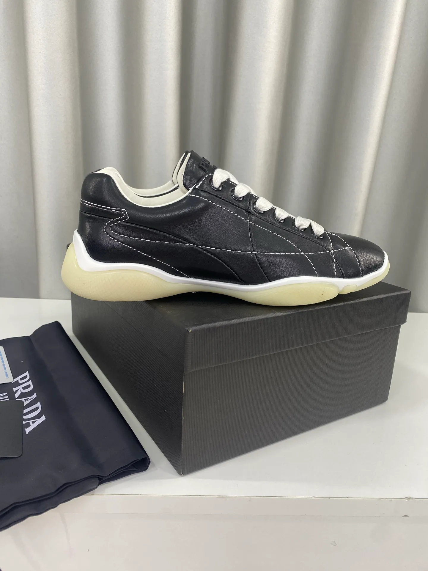 👟👟Ex-factory price 520👟👟 Prada 25ss spring and summer new moral training shoes casual shoes! Seikoly manufactured, even stitching, leather texture visible, multi-color stitching, fashionable and generous, soft, comfortable and breathable, decorated with PRADA letter logo on the outside It comes with a fabric lining, silver-plated logo cowhide foot pads, and P's exclusive rubber outsole. The details are meticulously crafted, making it a versatile item for travel! ▪Upper: Made of original imported cowhide ▪Inner foot pads: sheepskin ▪Sole: Original customized rubber outsole ▪Size: 35-40 (40 orders are not returnable)